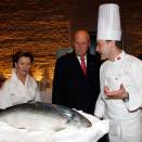 King Harald and Queen Sonja discuss the "Taste of Norway" buffet with chef Harald Berger (Foto: Lise Åserud / Scanpix)